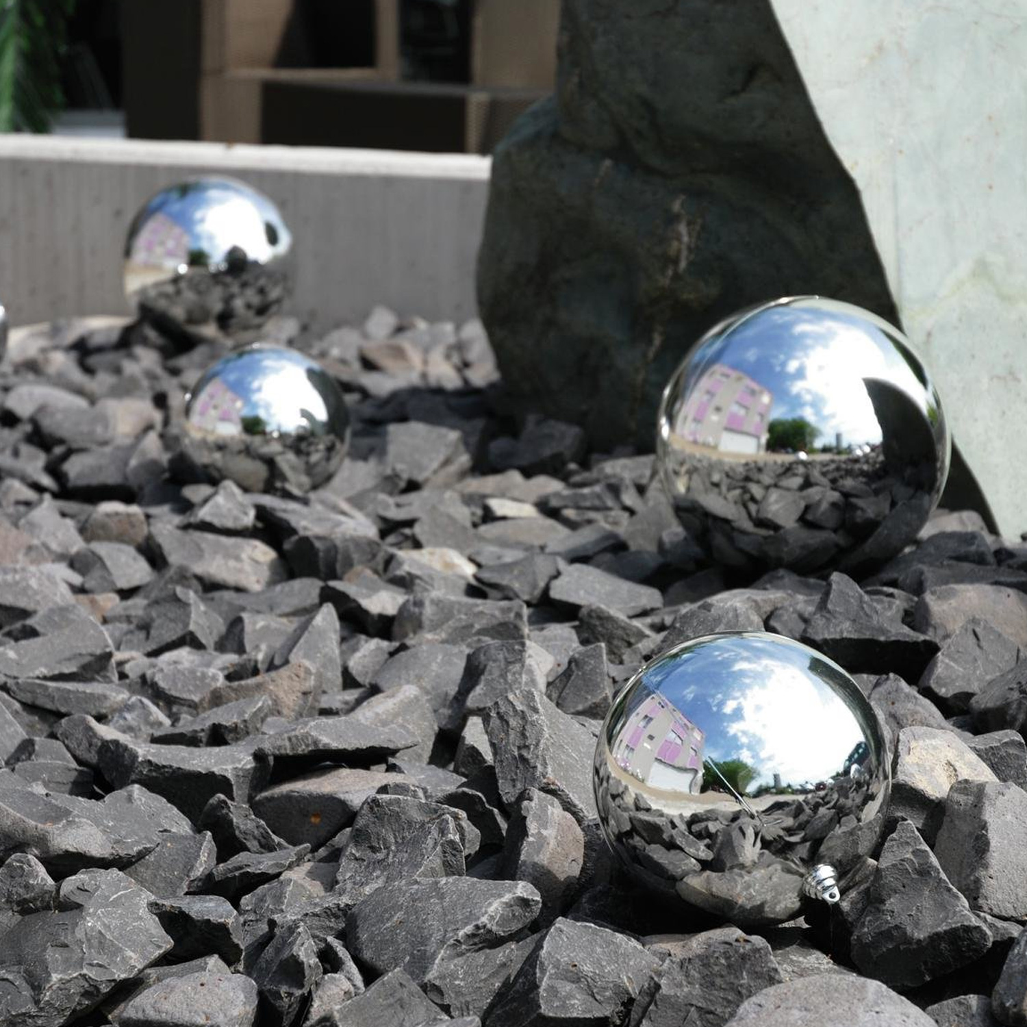 XL Dekokugel - Baumkugel - silber glänzend - Innen&Außen - robustes Polyethylen XL Dekokugel - Baumkugel - silber glänzend - Innen&Außen - robustes Polyethylen