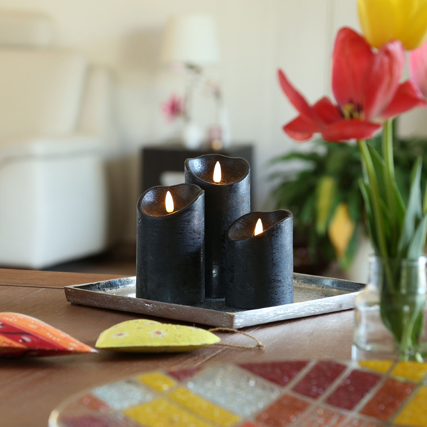 LED Stumpenkerze RUSTIC - Echtwachs - warmweisse 3D Flamme - H- 12-5cm - Batterie - Timer - schwarz LED Stumpenkerze RUSTIC - Echtwachs - warmweisse 3D Flamme - H- 12-5cm - Batterie - Timer - schwarz