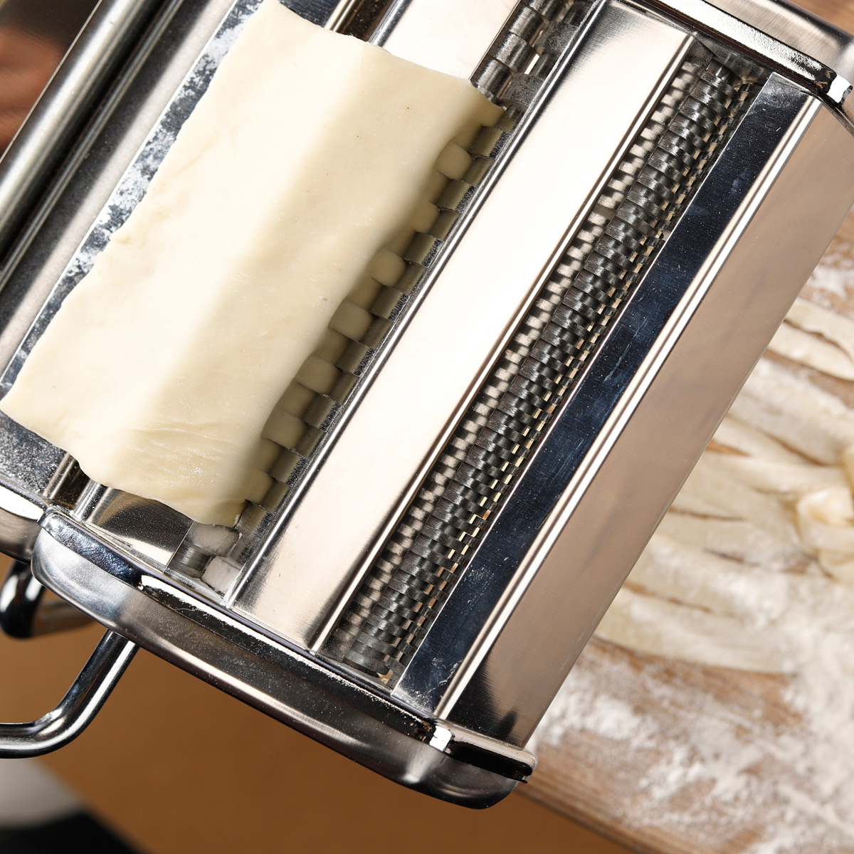 Nudelmaschine verchromt - verstellbarer Schneideaufsatz - für Spaghetti, Tagliatelle, Lasagneplatten