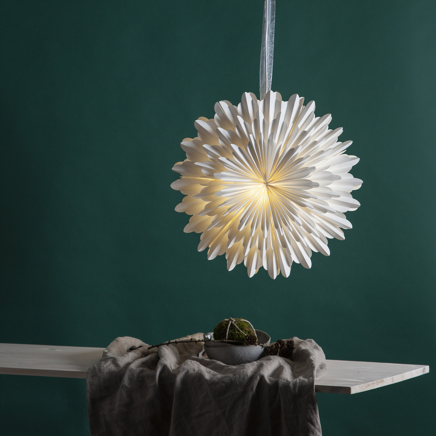 Papierstern SNOW - hängend - D: 50cm - mit Band - 3-lagig gefaltetes Papier - weiß Papierstern SNOW - hängend - D: 50cm - mit Band - 3-lagig gefaltetes Papier - weiß