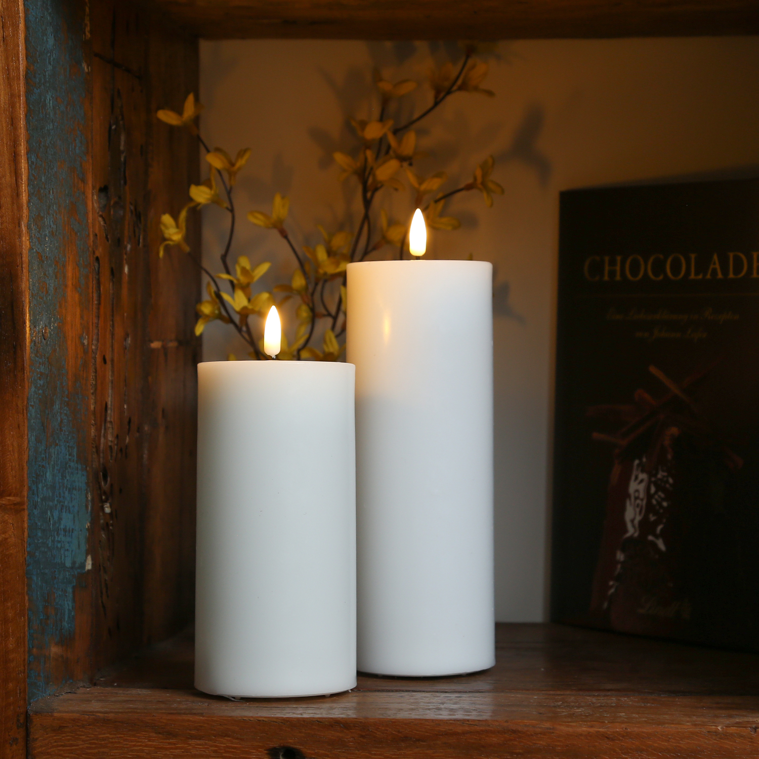 LED Stumpenkerze MIA - Echtwachs - realistische 3D Flamme - H: 20cm - Batteriebetrieb - weiß LED Stumpenkerze MIA - Echtwachs - realistische 3D Flamme - H: 20cm - Batteriebetrieb - weiß