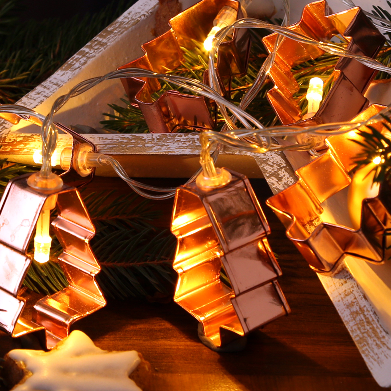 LED Lichterkette mit kupferfarbenen Baum Backförmchen - 8 warmweiße LED - Batteriebetrieb - L: 1,4m LED Lichterkette mit kupferfarbenen Baum Backförmchen - 8 warmweiße LED - Batteriebetrieb - L: 1,4m