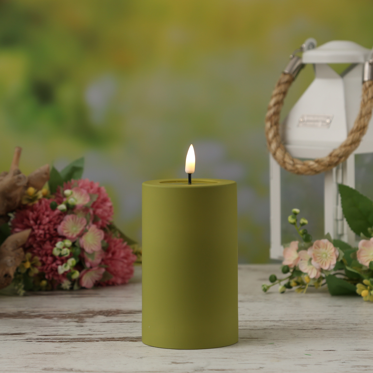 LED Stumpenkerze MIA - Kunststoff - 3D Flamme - H: 12,5cm - D: 7,5cm - für Außen - olivgrün LED Stumpenkerze MIA - Kunststoff - 3D Flamme - H: 12,5cm - D: 7,5cm - für Außen - olivgrün