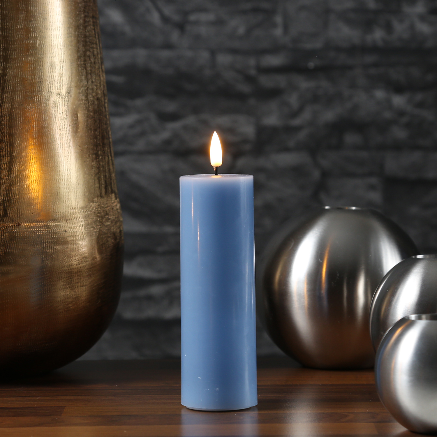 LED Stumpenkerze MIA - Echtwachs - realistische 3D Flamme - H: 15cm - D: 5cm - eisblau LED Stumpenkerze MIA - Echtwachs - realistische 3D Flamme - H: 15cm - D: 5cm - eisblau