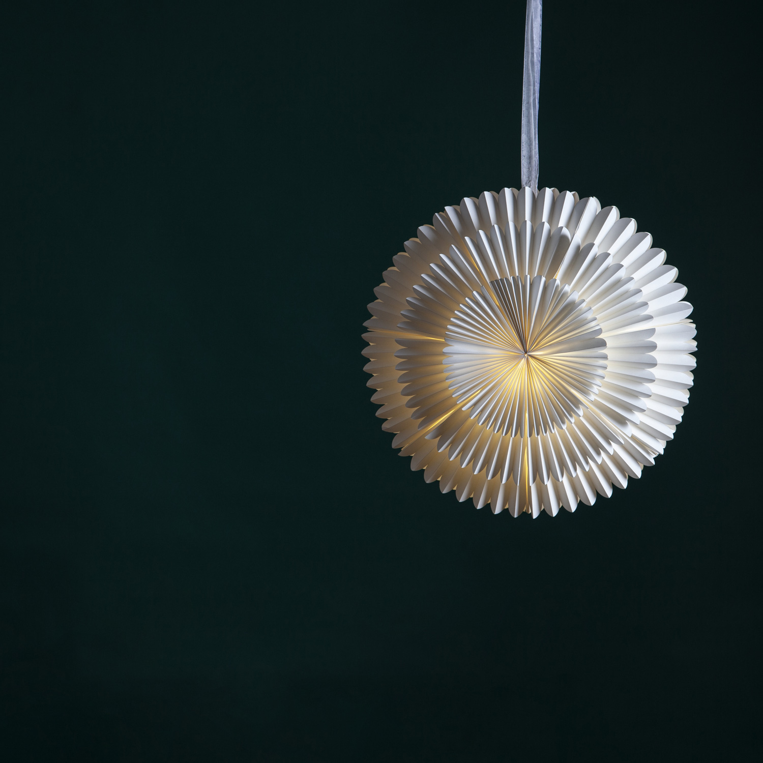 Papierstern - Frost - hängend - D: 50cm - mit Band - zerknittertes Papier - 3 - lagig - weiß Papierstern - Frost - hängend - D: 50cm - mit Band - zerknittertes Papier - 3 - lagig - weiß