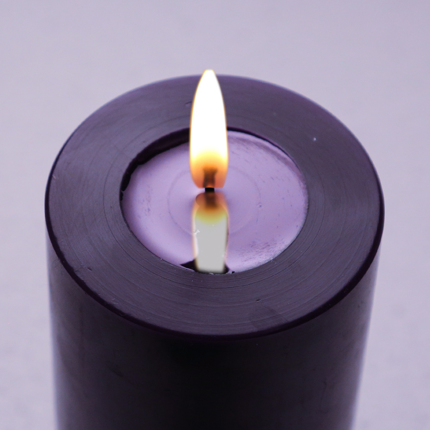 LED Stumpenkerze MIA - Echtwachs - realistische 3D Flamme - H: 20cm - D: 5cm - dunkellila LED Stumpenkerze MIA - Echtwachs - realistische 3D Flamme - H: 20cm - D: 5cm - dunkellila