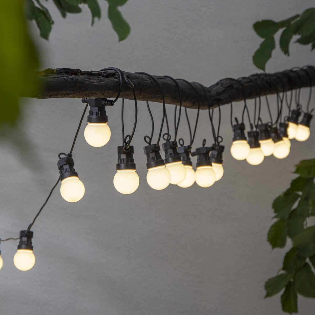 LED Lichterkette CIRCUS opal - 20 kleine Kugeln - warmweiße LED - 8,8m - inkl.Trafo - outdoor LED Lichterkette CIRCUS opal - 20 kleine Kugeln - warmweiße LED - 8,8m - inkl.Trafo - outdoor