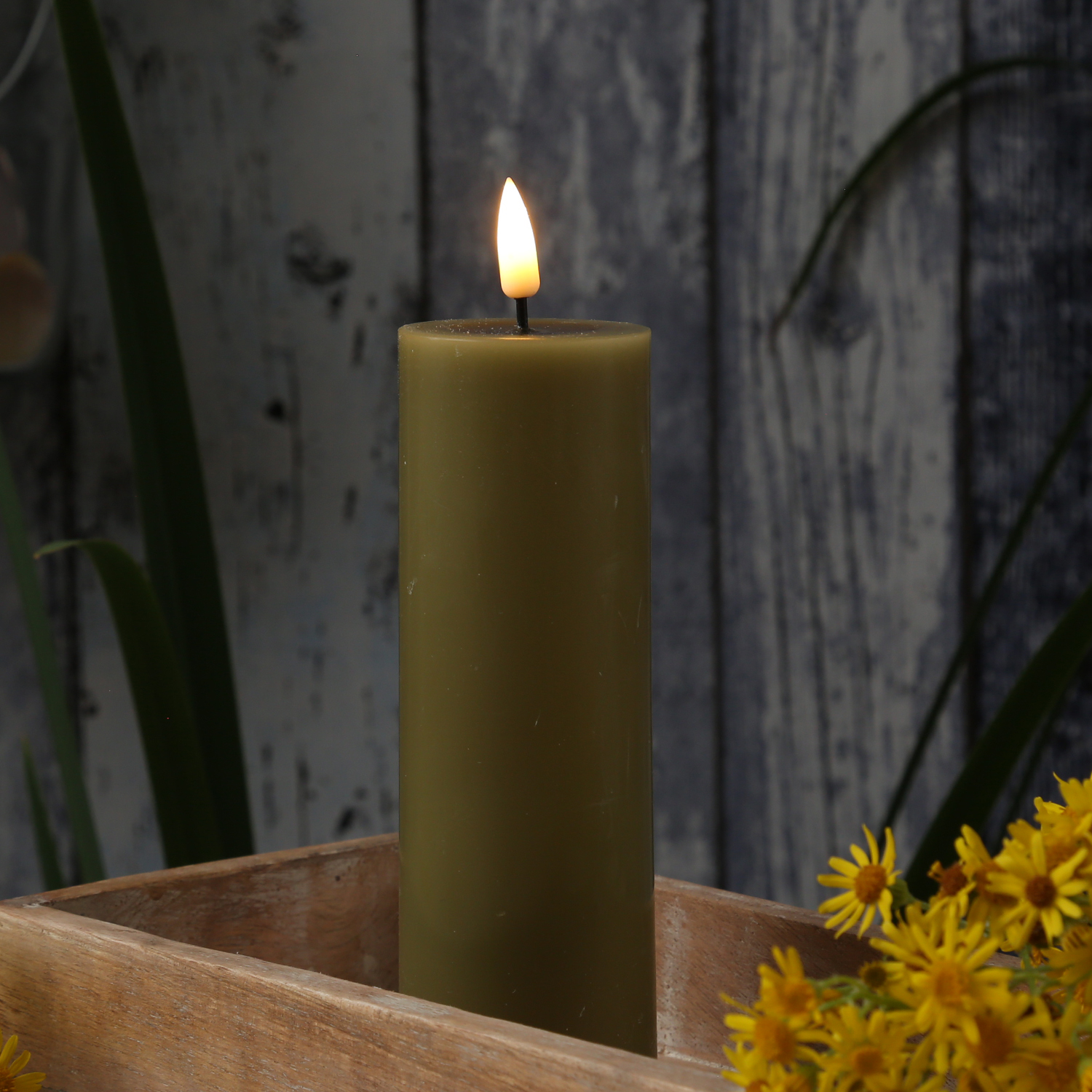 LED Stumpenkerze MIA - Echtwachs - realistische 3D Flamme - H: 15cm - D: 5cm - olivgrün LED Stumpenkerze MIA - Echtwachs - realistische 3D Flamme - H: 15cm - D: 5cm - olivgrün