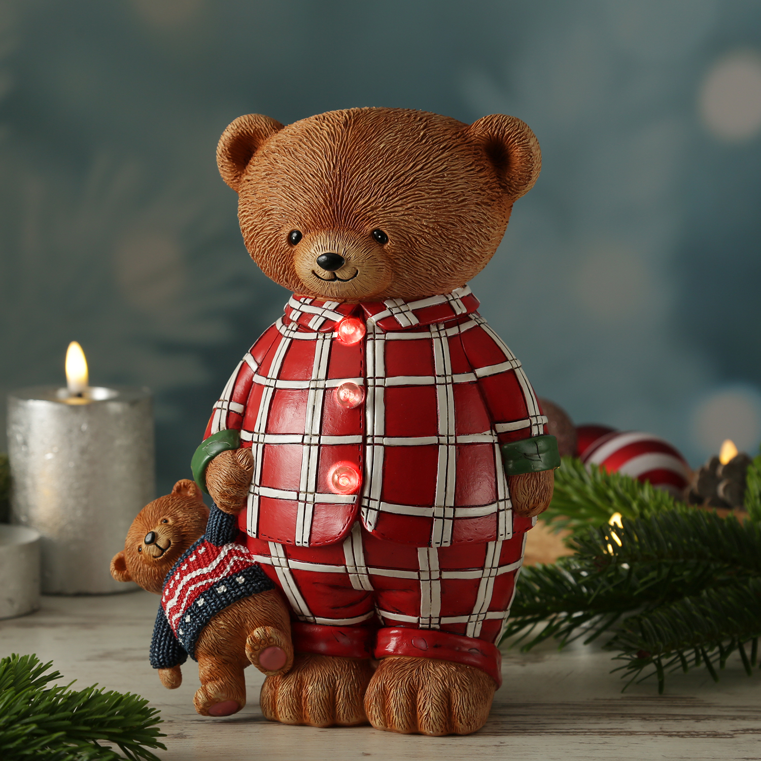 LED Bär - Teddybär im Schlafanzug - Dekofigur aus Polyresin - H: 24cm - Batterie - Timer LED Bär - Teddybär im Schlafanzug - Dekofigur aus Polyresin - H: 24cm - Batterie - Timer
