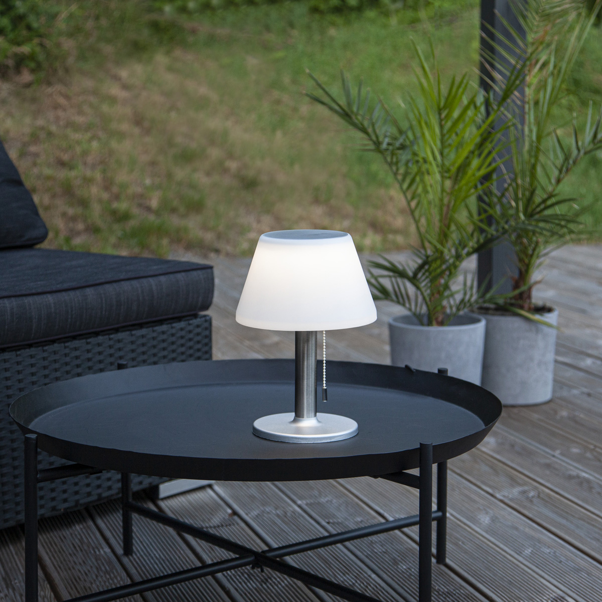 Tischleuchte mit Solarpanel und Batterie - D: 20cm x H: 28cm - warmweiss
