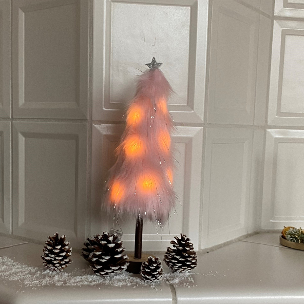 LED Dekobaum PLÜSCH - Holz - Plüschfell - warmweiße LED - Sternspitze - H: 36,5cm - Batterie - rosa LED Dekobaum PLÜSCH - Holz - Plüschfell - warmweiße LED - Sternspitze - H: 36,5cm - Batterie - rosa