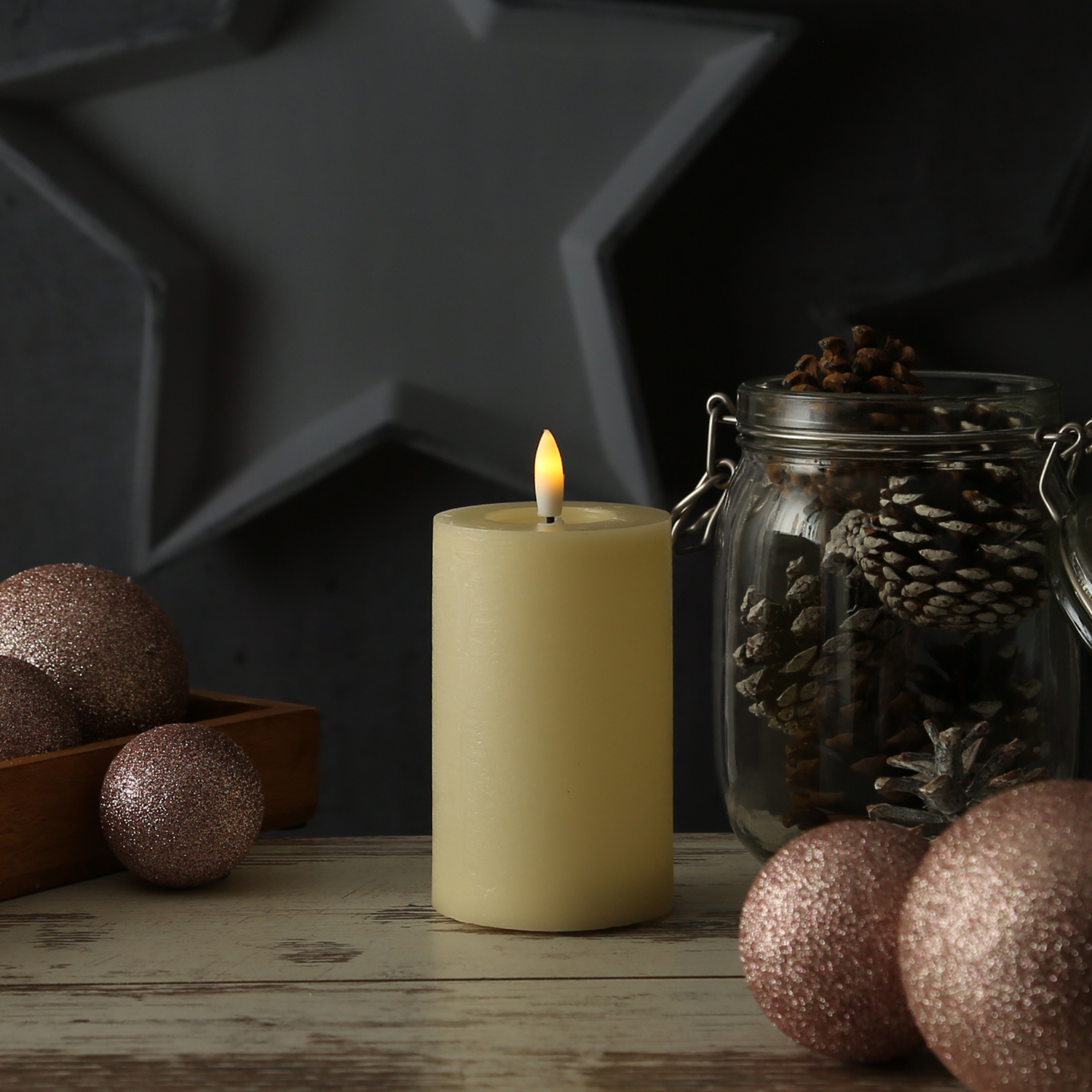 LED Kerze LINA - Rustik-Optik - Echtwachs - 3D Flamme - H: 11cm - D: 7cm - Batterie - Timer - creme