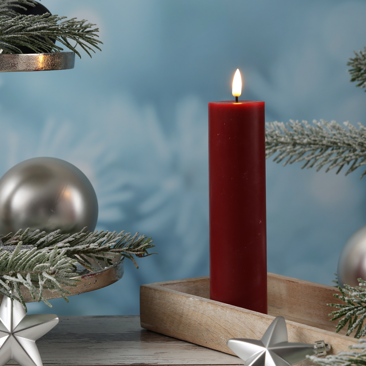 LED Stumpenkerze MIA - Echtwachs - realistische 3D Flamme - H: 20cm - D: 5cm - bordeauxrot LED Stumpenkerze MIA - Echtwachs - realistische 3D Flamme - H: 20cm - D: 5cm - bordeauxrot