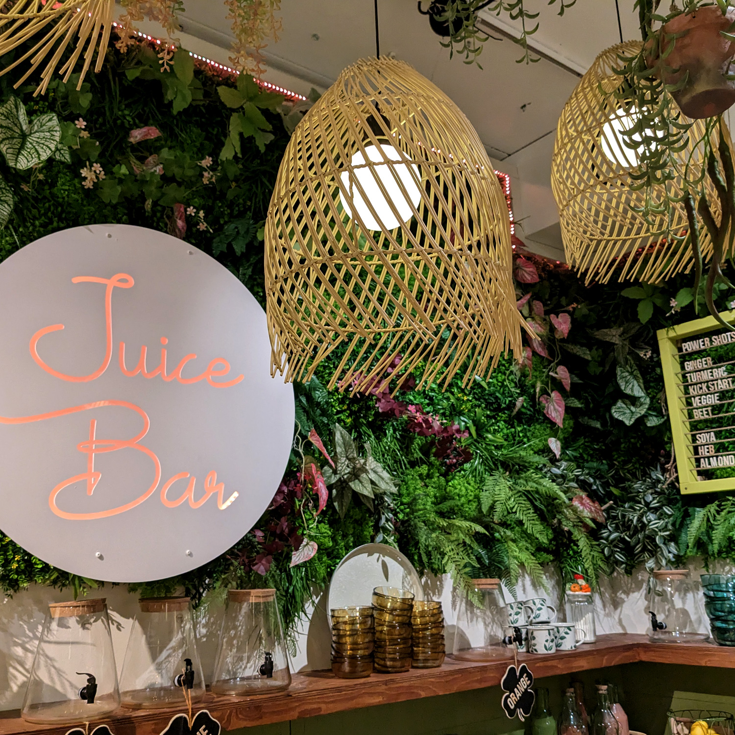 LED Solar Hängeleuchte BOHO - Lampenschirm in Korboptik - warmweiß - H 36cm - Lichtsensor - natur