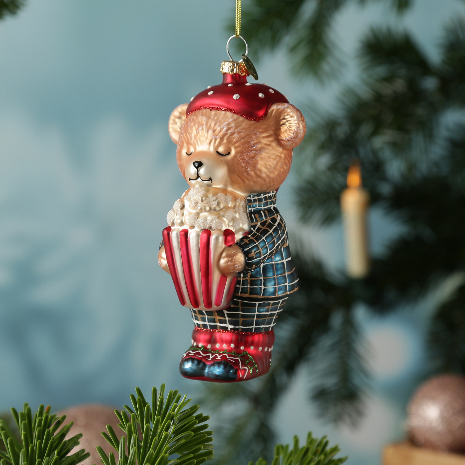 Weihnachtsbaumschmuck Bär im Schlafanzug mit Popcorn - Christbaumschmuck - Glas - H: 13cm Weihnachtsbaumschmuck Bär im Schlafanzug mit Popcorn - Christbaumschmuck - Glas - H: 13cm