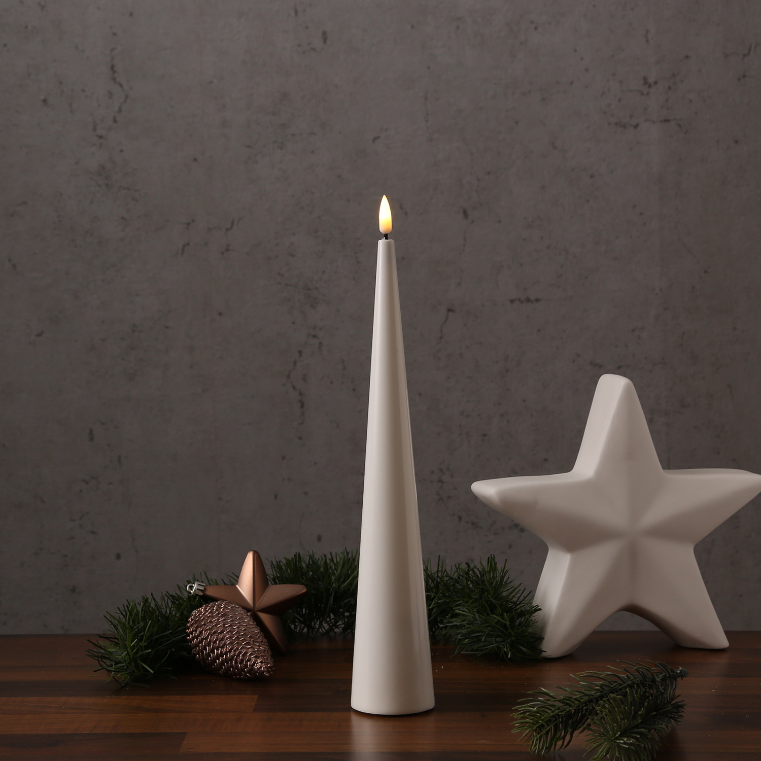 LED Kegelkerze LEA - Echtwachs - realistische 3D Flamme - H: 28cm - Batteriebetrieb - weiß LED Kegelkerze LEA - Echtwachs - realistische 3D Flamme - H: 28cm - Batteriebetrieb - weiß