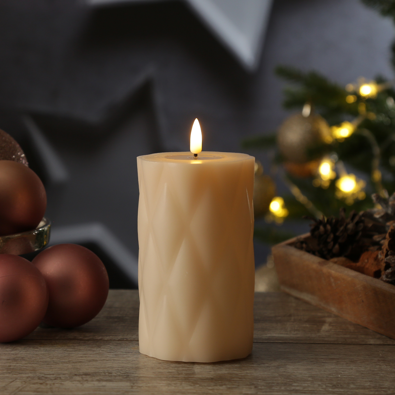 LED Stumpenkerze MIA - Rautenmuster - Echtwachs - 3D Flamme - H: 12,5cm - D: 7,5cm - creme LED Stumpenkerze MIA - Rautenmuster - Echtwachs - 3D Flamme - H: 12,5cm - D: 7,5cm - creme