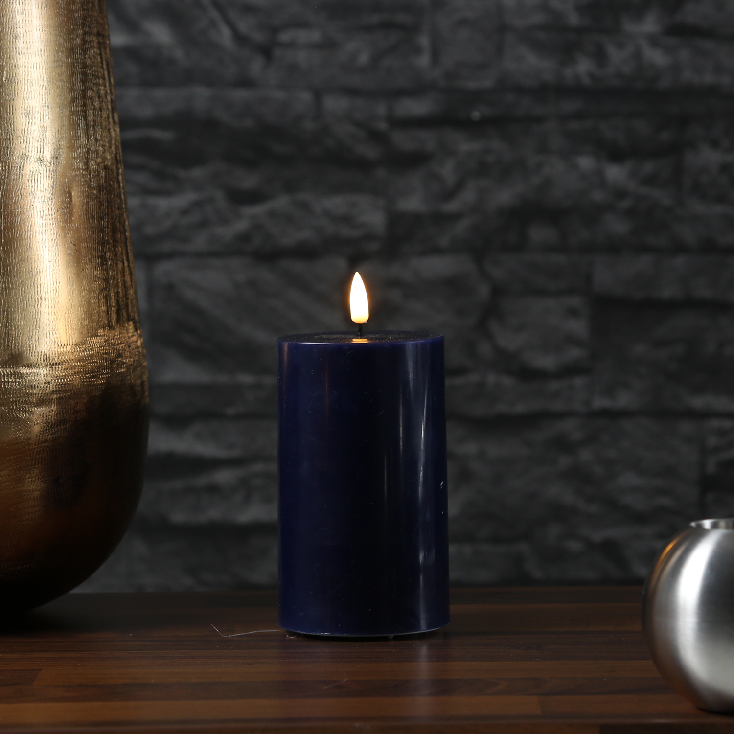 LED Stumpenkerze MIA - Echtwachs - realistische 3D Flamme - H: 12,5cm - D: 7,5cm - königsblau LED Stumpenkerze MIA - Echtwachs - realistische 3D Flamme - H: 12,5cm - D: 7,5cm - königsblau