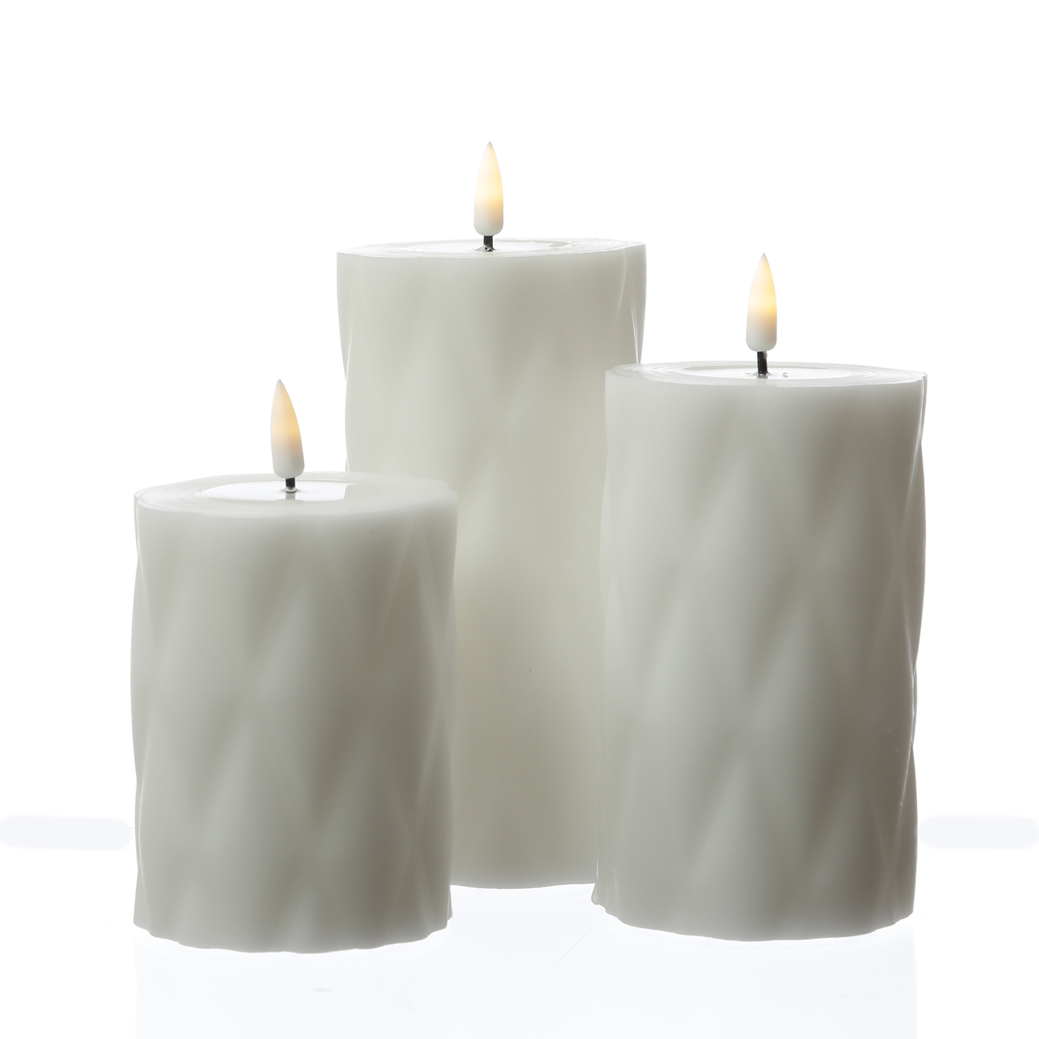 LED Stumpenkerze MIA - Rautenmuster - Echtwachs - 3D Flamme - H: 12,5cm - D: 7,5cm - weiß LED Stumpenkerze MIA - Rautenmuster - Echtwachs - 3D Flamme - H: 12,5cm - D: 7,5cm - weiß