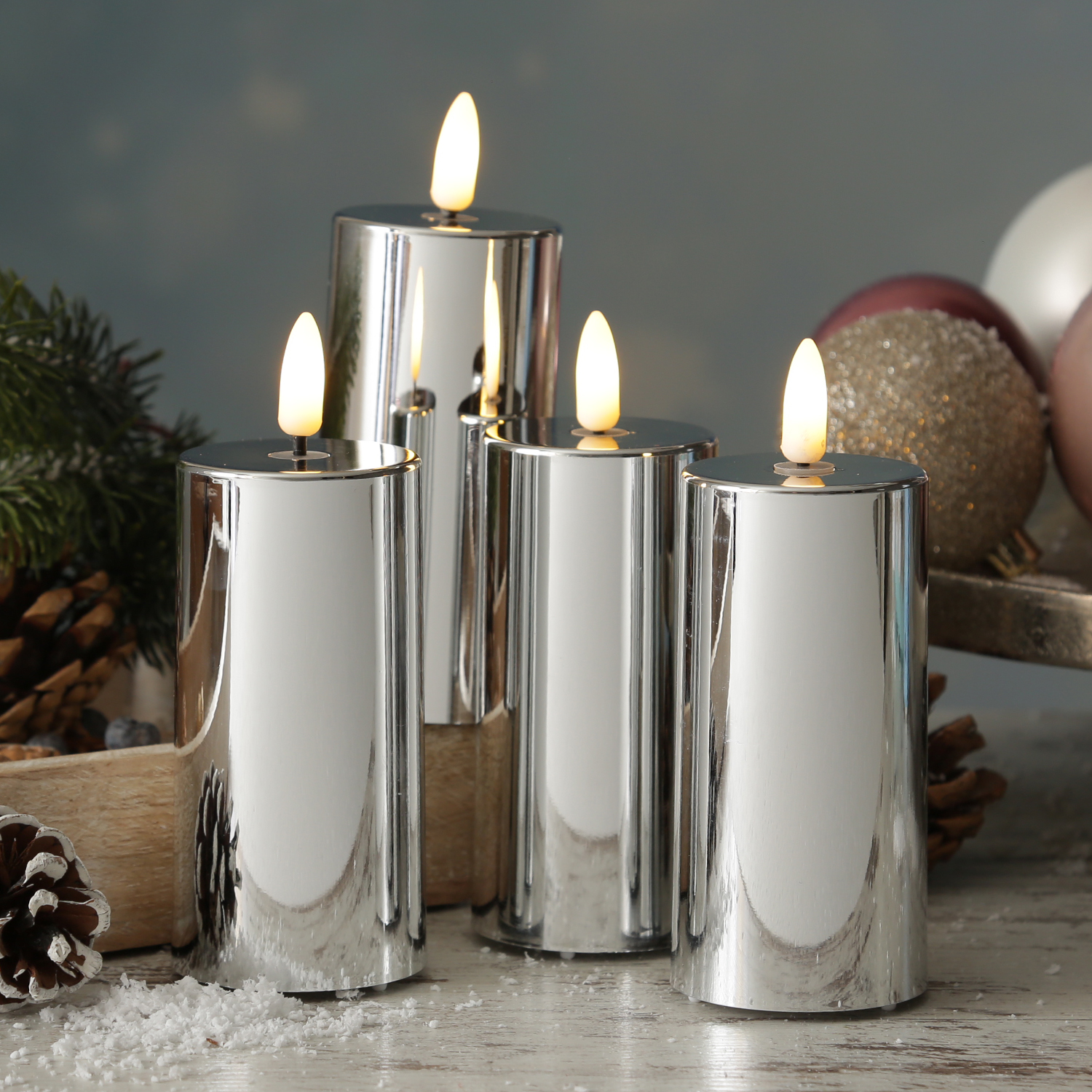 LED Kerzenset - Kunststoff - Timer - H: 12,5cm - D: 5cm - silber glänzend - 4er Set LED Kerzenset - Kunststoff - Timer - H: 12,5cm - D: 5cm - silber glänzend - 4er Set