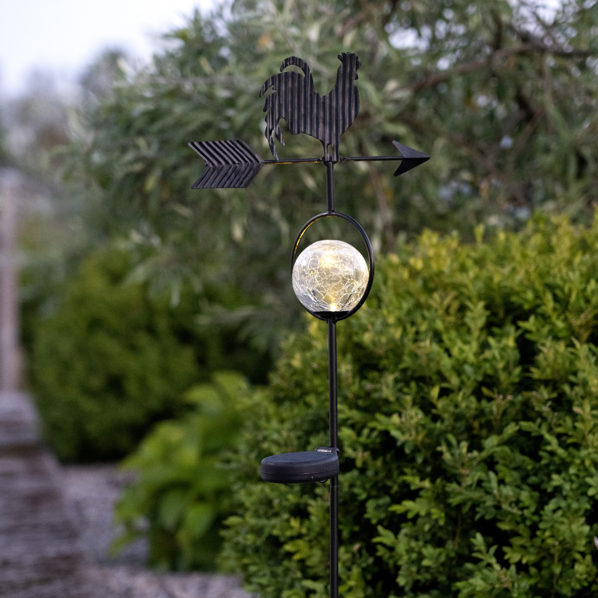 LED Solarstab "Hahn mit Windrichtungspfeil" - 1 warmweiße LED - H: 81cm - Dämmerungssensor - schwarz