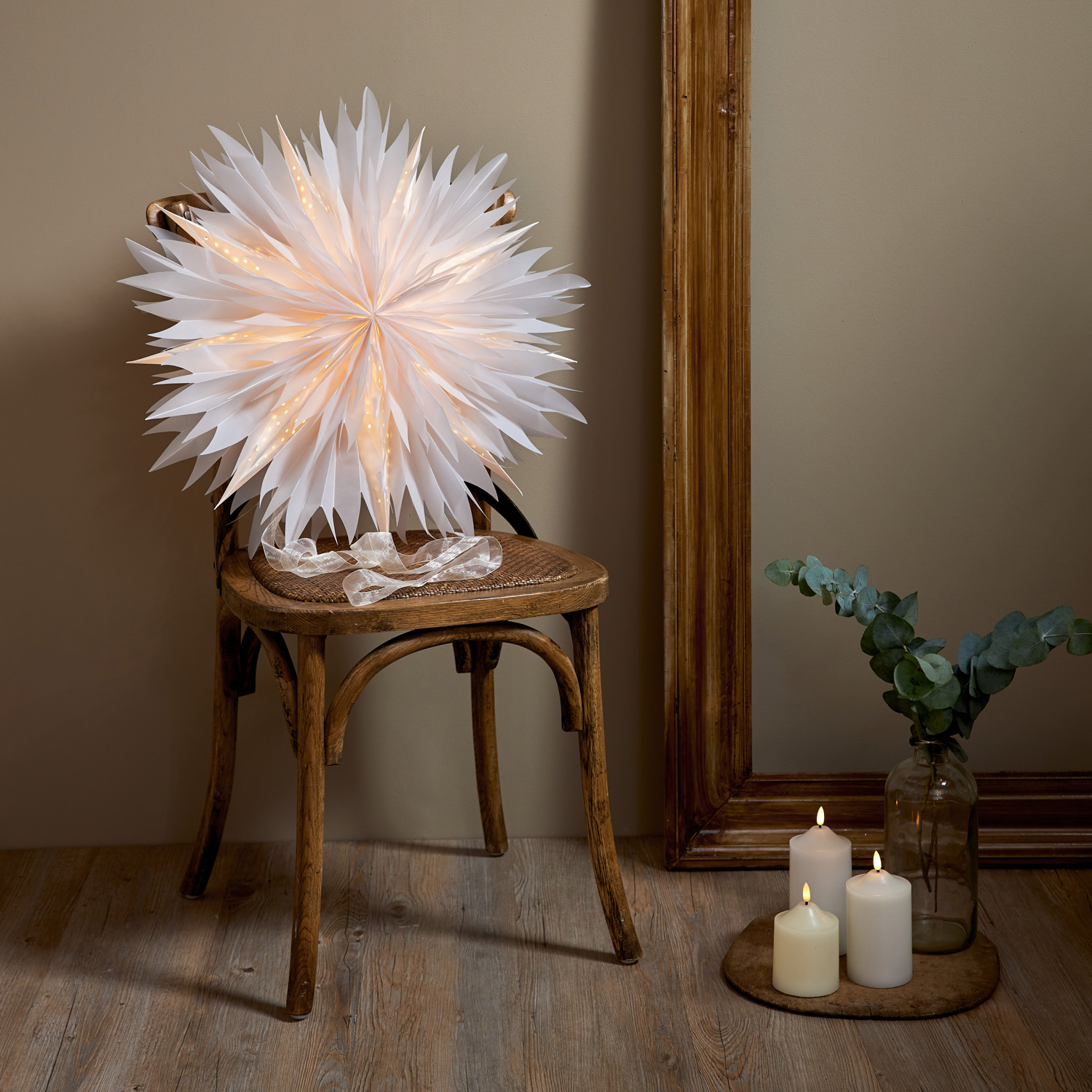 Papierstern EISBLUME - hängend - D: 60cm - mit Band - weiß Papierstern EISBLUME - hängend - D: 60cm - mit Band - weiß