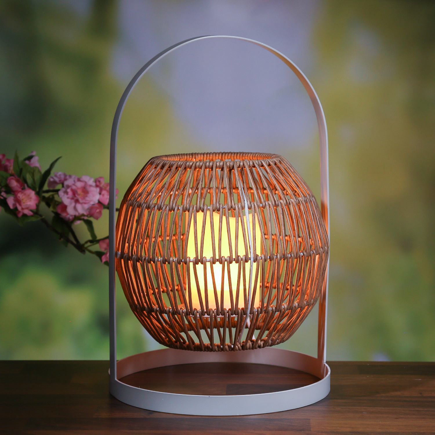 LED Solar Laterne mit LED Kerze - Korboptik - Metall - warmweiße LED - H: 37cm - weiß, braun LED Solar Laterne mit LED Kerze - Korboptik - Metall - warmweiße LED - H: 37cm - weiß, braun