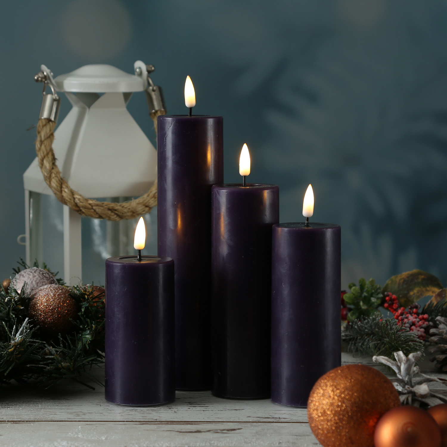 LED Stumpenkerze MIA - Echtwachs - realistische 3D Flamme - H: 20cm - D: 5cm - dunkellila LED Stumpenkerze MIA - Echtwachs - realistische 3D Flamme - H: 20cm - D: 5cm - dunkellila