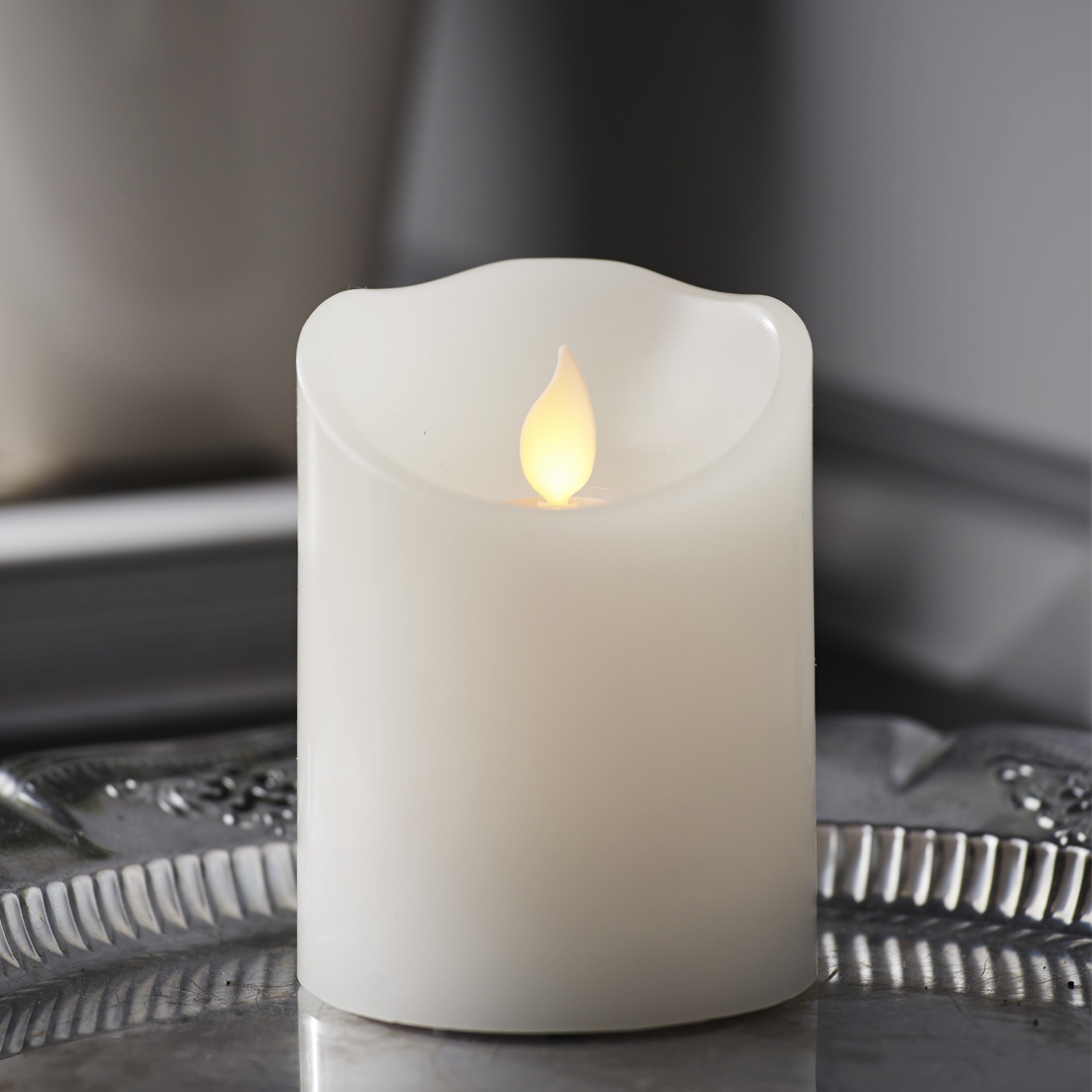 LED Stumpenkerze TWINKLE - bewegte, warmweiße LED Flamme - H: 10cm, D: 7,5cm - Timer - weiß LED Stumpenkerze TWINKLE - bewegte, warmweiße LED Flamme - H: 10cm, D: 7,5cm - Timer - weiß