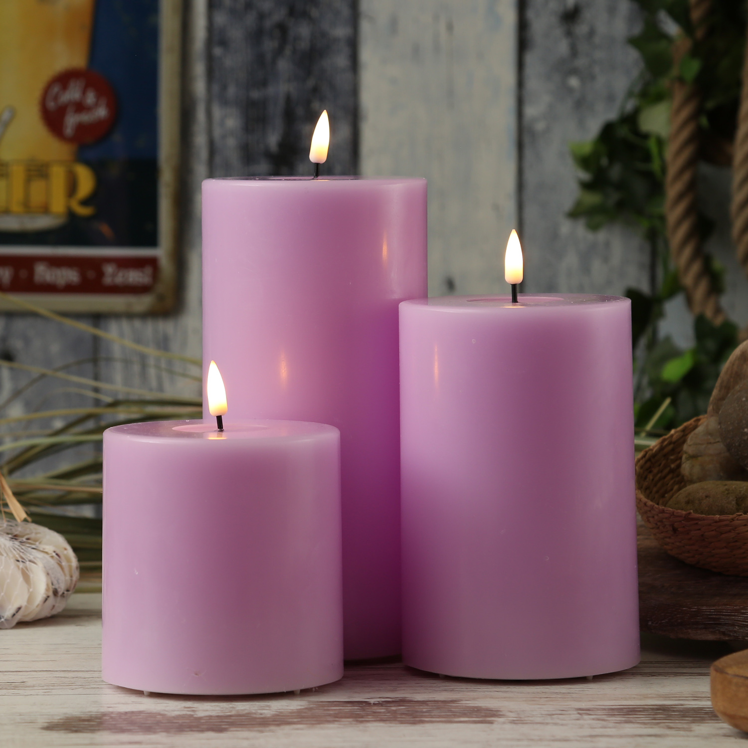 LED Stumpenkerze MIA - Echtwachs - realistische 3D Flamme - H: 15cm - D: 10cm - lavendel LED Stumpenkerze MIA - Echtwachs - realistische 3D Flamme - H: 15cm - D: 10cm - lavendel