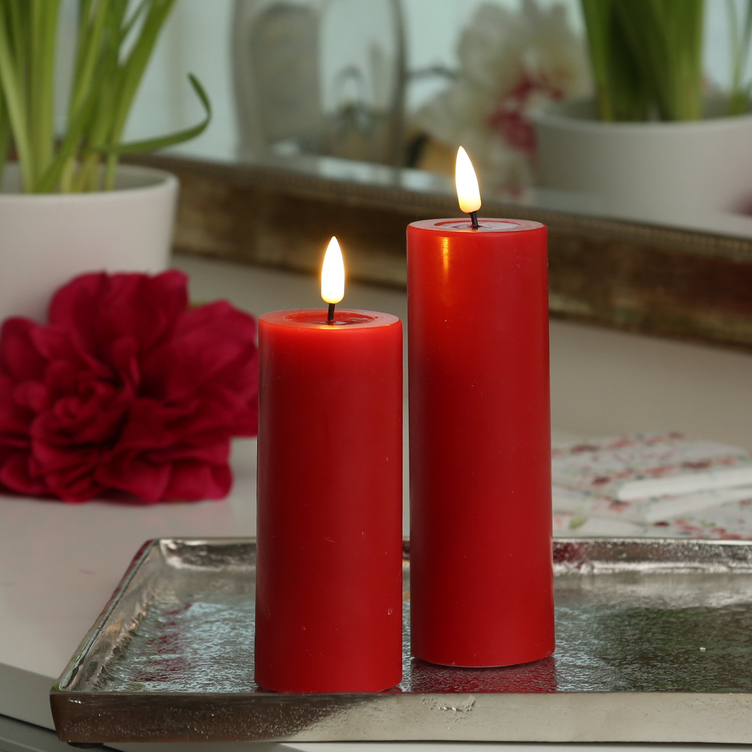 LED Stumpenkerze MIA - Echtwachs - realistische 3D Flamme - H: 15cm - D: 5cm - rot LED Stumpenkerze MIA - Echtwachs - realistische 3D Flamme - H: 15cm - D: 5cm - rot