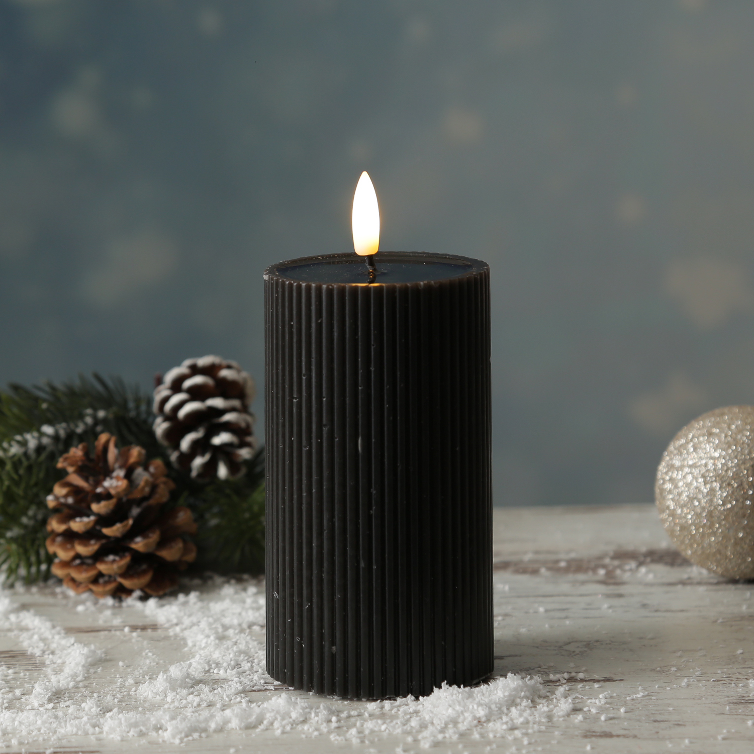 LED Kerze LIV - gerillt - Echtwachs - warmweiße 3D Flamme - H: 15,5cm - D: 7cm - Timer - schwarz