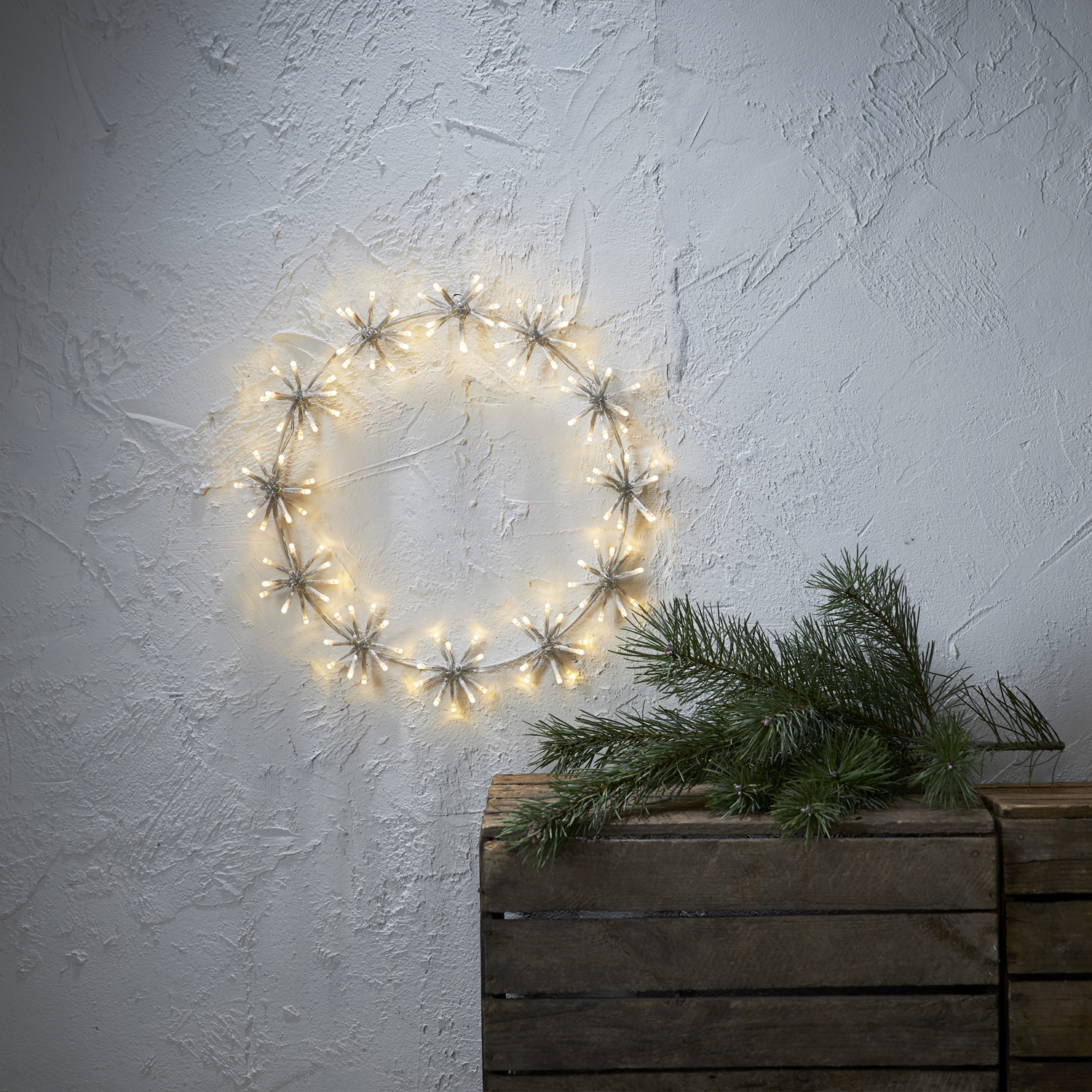 LED Kranz - Wanddeko - hängend - 120 warmweiße LED - D: 50cm - Außentrafo - weiß