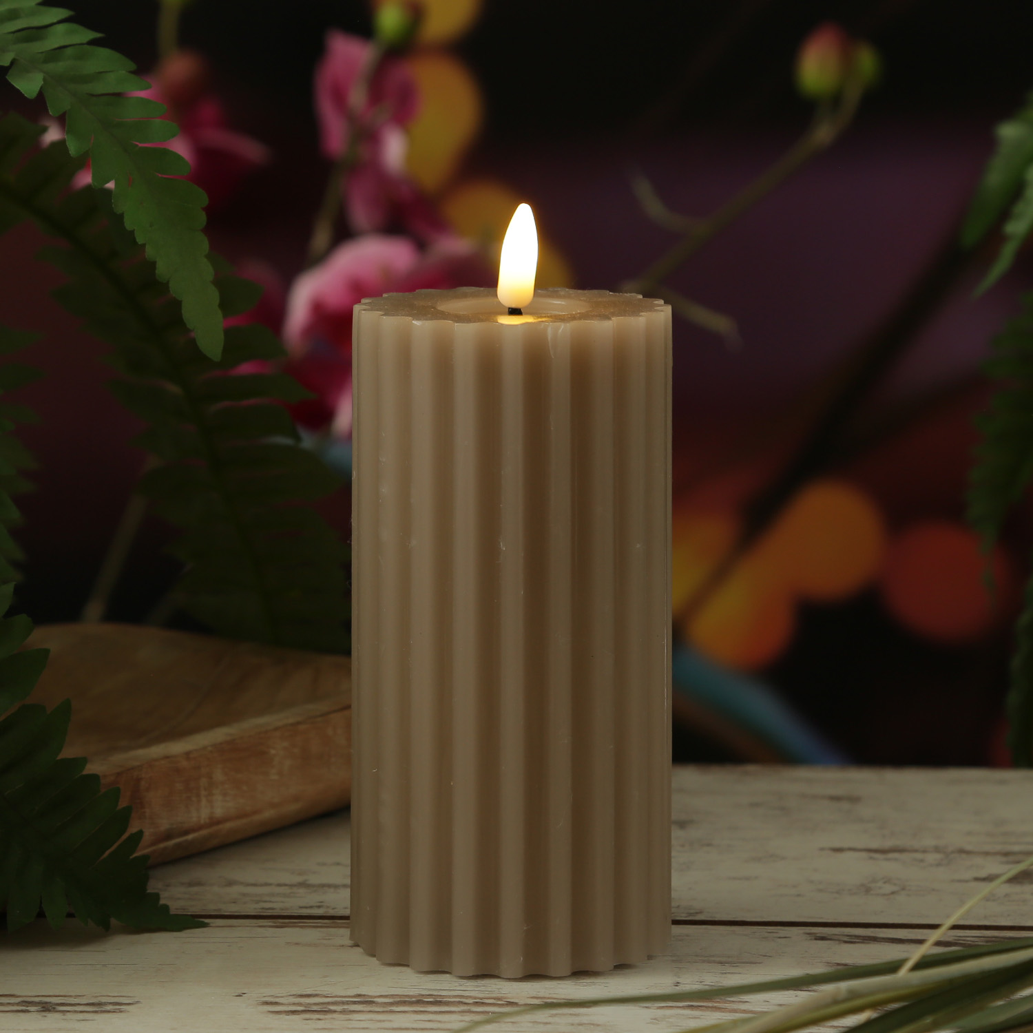 LED Kerze LIV - gerillt - Echtwachs - warmweiße 3D Flamme - H: 17,5cm - D: 7,5cm - Timer - grau LED Kerze LIV - gerillt - Echtwachs - warmweiße 3D Flamme - H: 17,5cm - D: 7,5cm - Timer - grau