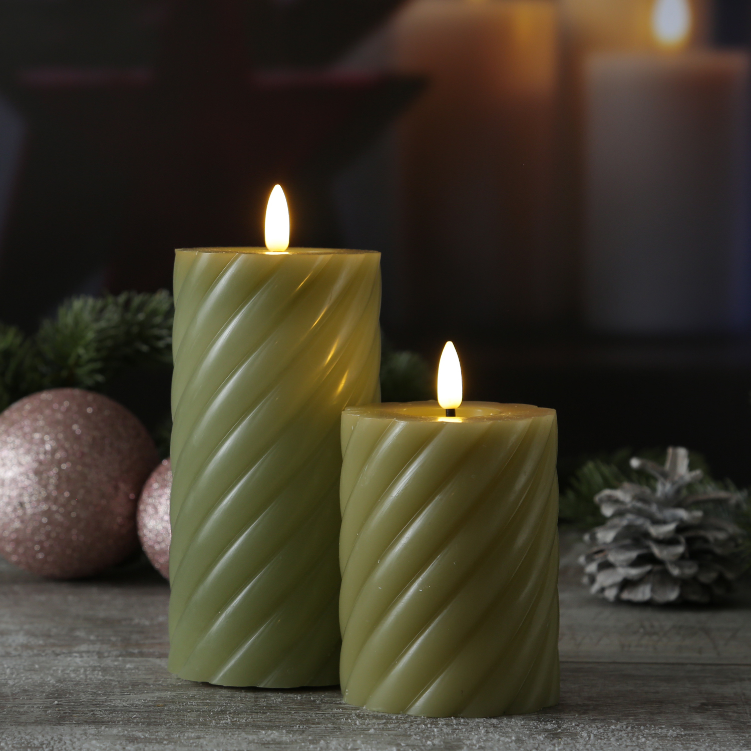 LED Stumpenkerze TWIST - Echtwachs - warmweiße 3D Flamme - H: 17,5cm - Batterie - Timer - grün LED Stumpenkerze TWIST - Echtwachs - warmweiße 3D Flamme - H: 17,5cm - Batterie - Timer - grün