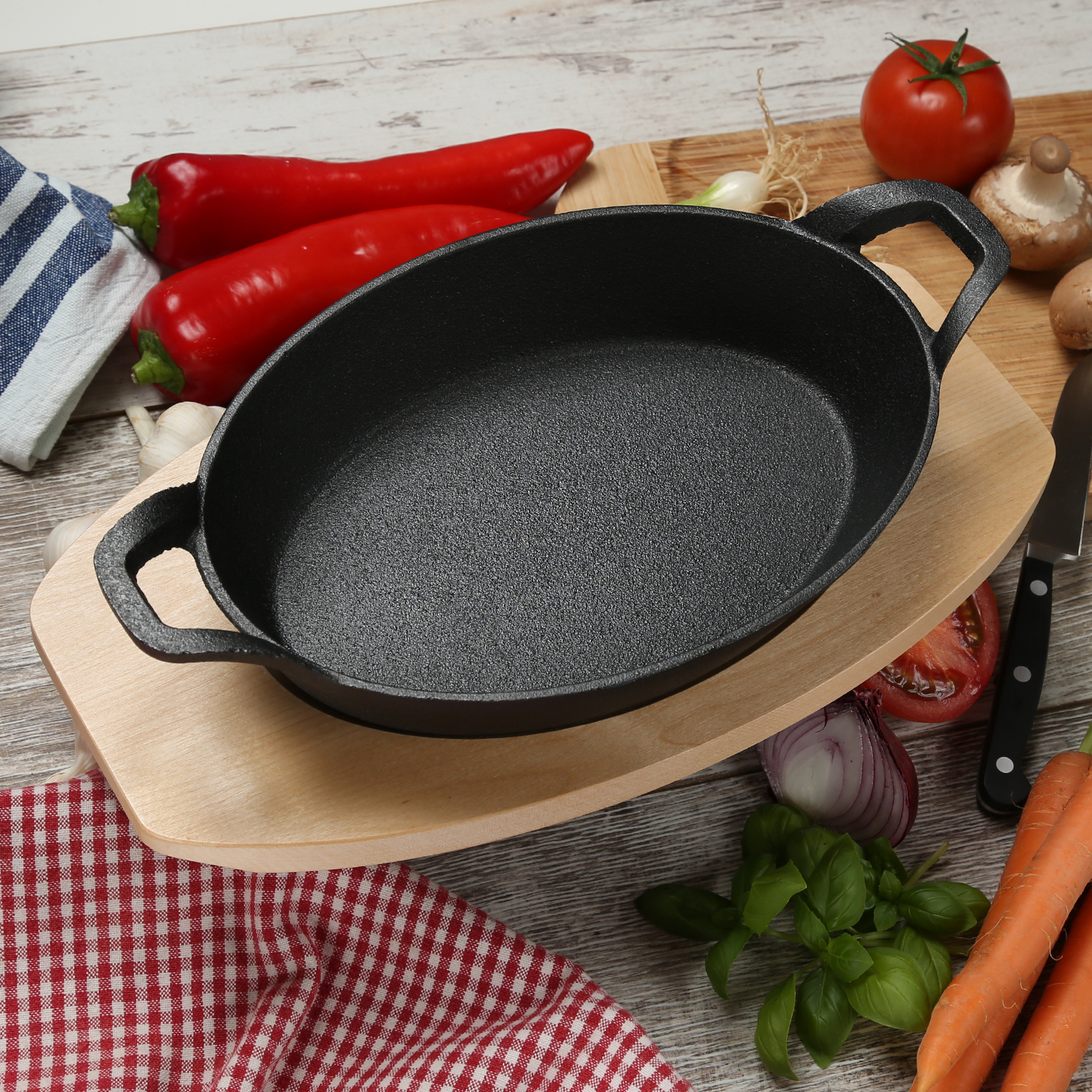 Gusspfanne mit 2 Griffen u. Holzuntersetzer - Gusseisen - L: 24cm - Servierpfanne - oval