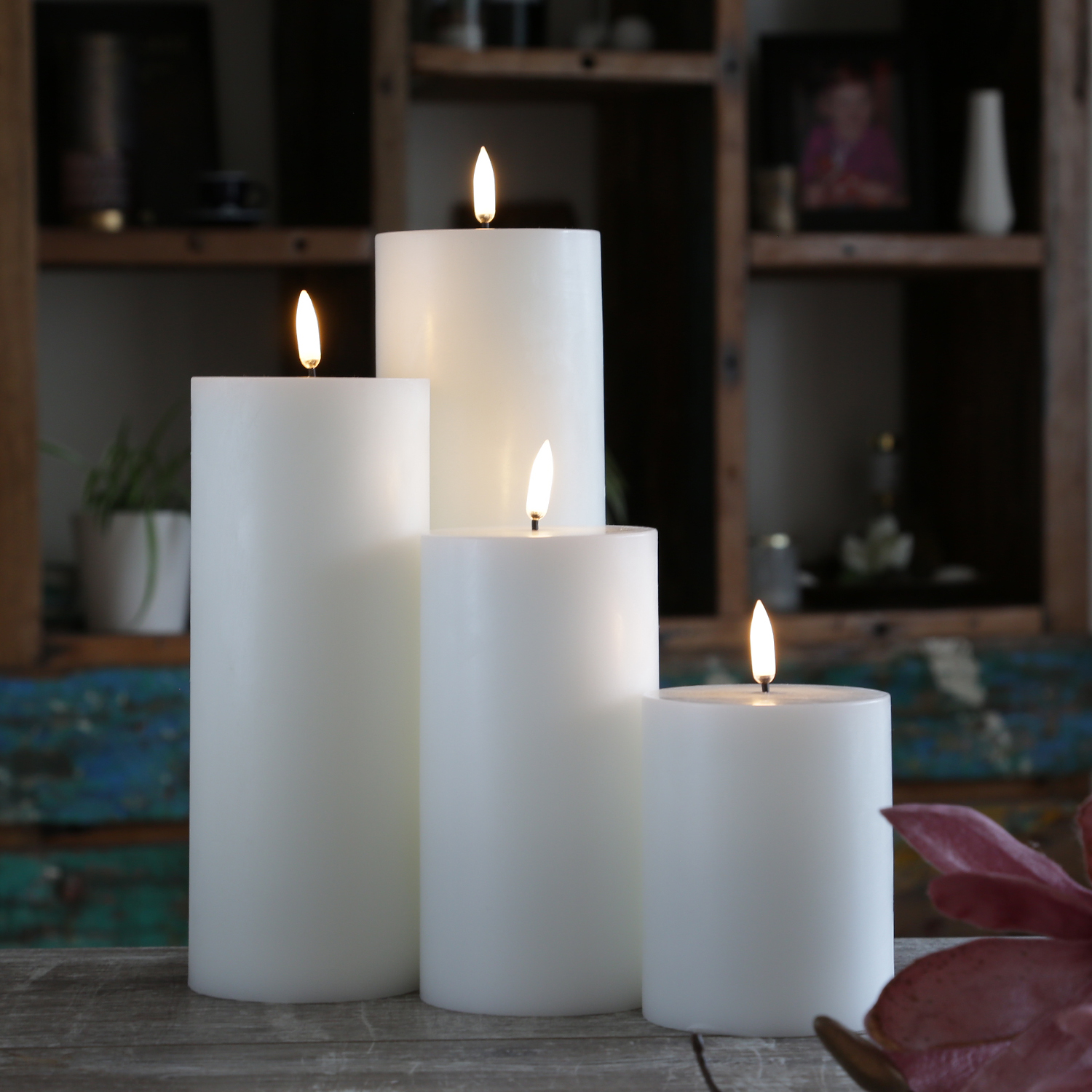 LED Kerze THEA - Echtwachs - 3D Flamme - H: 20cm - D: 7,8cm - Timer - bis zu 1000 Std. - weiß LED Kerze THEA - Echtwachs - 3D Flamme - H: 20cm - D: 7,8cm - Timer - bis zu 1000 Std. - weiß