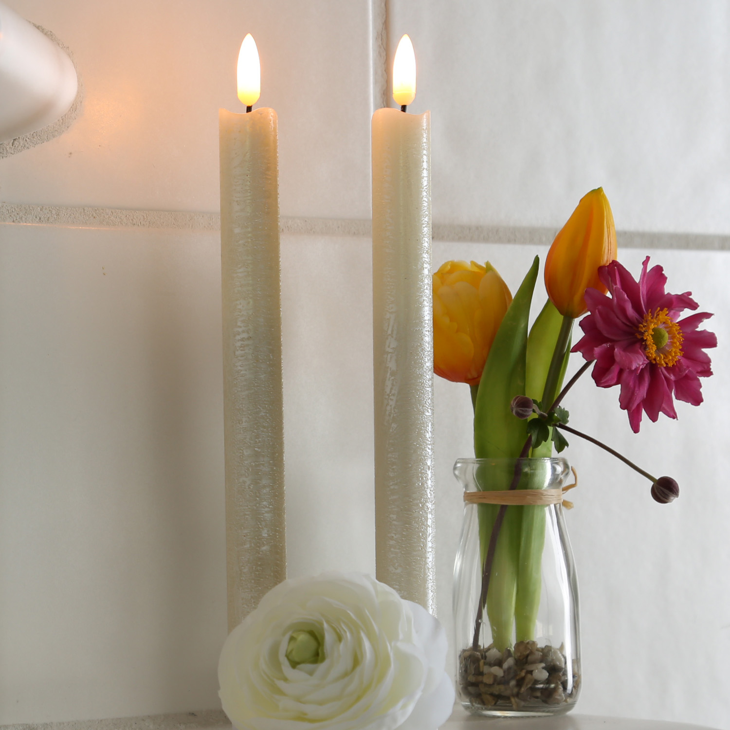 LED Stabkerzen Flamme - Echtwachs - flackernde warmweiße LED - H: 25cm - creme glänzend - 2er Set LED Stabkerzen Flamme - Echtwachs - flackernde warmweiße LED - H: 25cm - creme glänzend - 2er Set