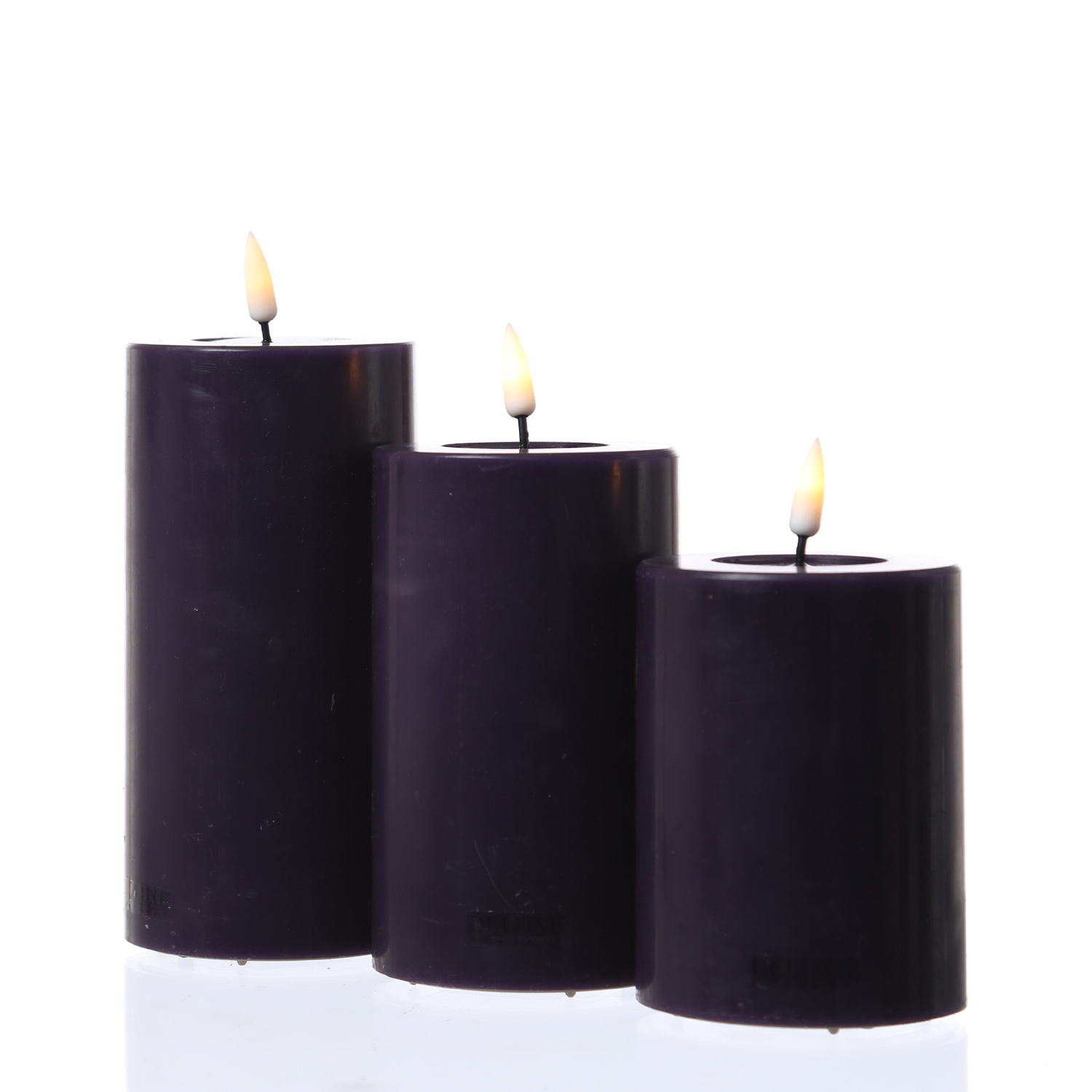 LED Stumpenkerze MIA - Echtwachs - realistische 3D Flamme - H: 15cm - D: 7,5cm - dunkellila LED Stumpenkerze MIA - Echtwachs - realistische 3D Flamme - H: 15cm - D: 7,5cm - dunkellila