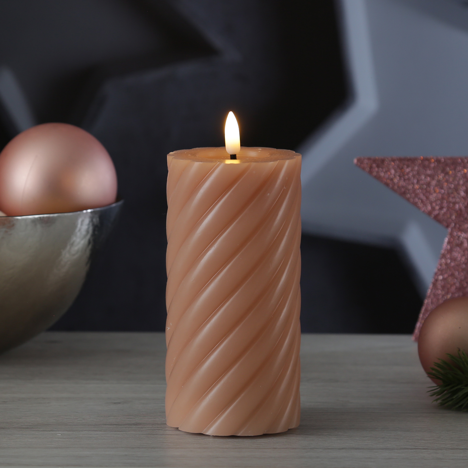 LED Stumpenkerze TWIST - Echtwachs - warmweiße 3D Flamme - H: 17,5cm - Batterie - Timer - altrosa LED Stumpenkerze TWIST - Echtwachs - warmweiße 3D Flamme - H: 17,5cm - Batterie - Timer - altrosa