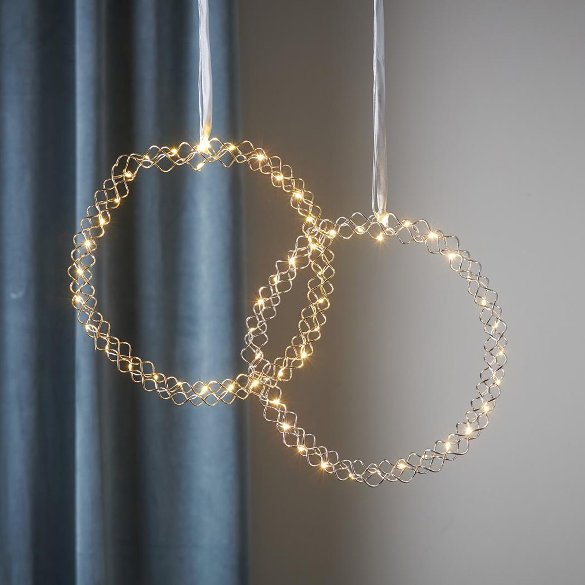 LED Kranz "Hoop" - 30 warmweiße LED - D: 30cm - Material: Metall - Batteriebetrieb - Timer - gold LED Kranz "Hoop" - 30 warmweiße LED - D: 30cm - Material: Metall - Batteriebetrieb - Timer - gold