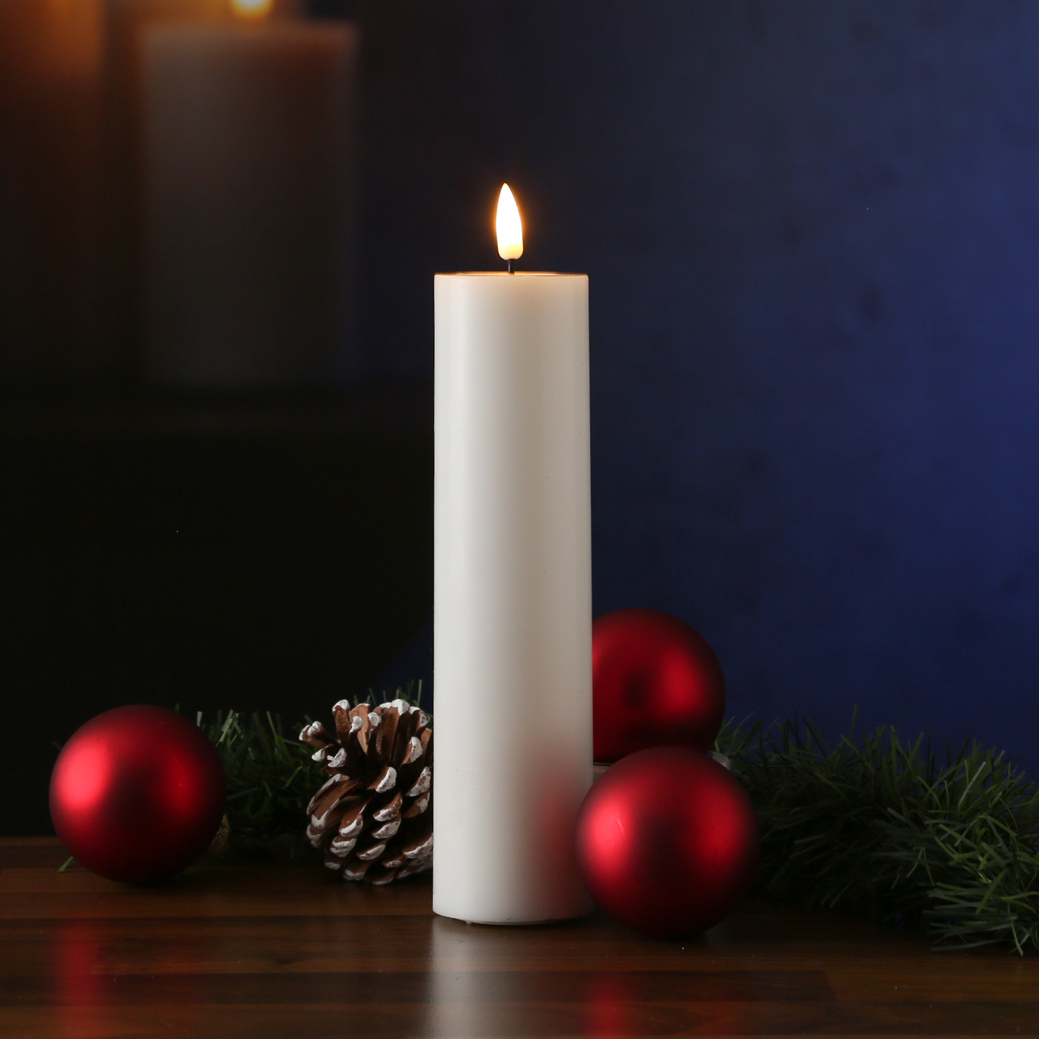 LED Stumpenkerze MIA - Echtwachs - realistische 3D Flamme - D: 5cm - H: 20cm - Batterie - weiß LED Stumpenkerze MIA - Echtwachs - realistische 3D Flamme - D: 5cm - H: 20cm - Batterie - weiß