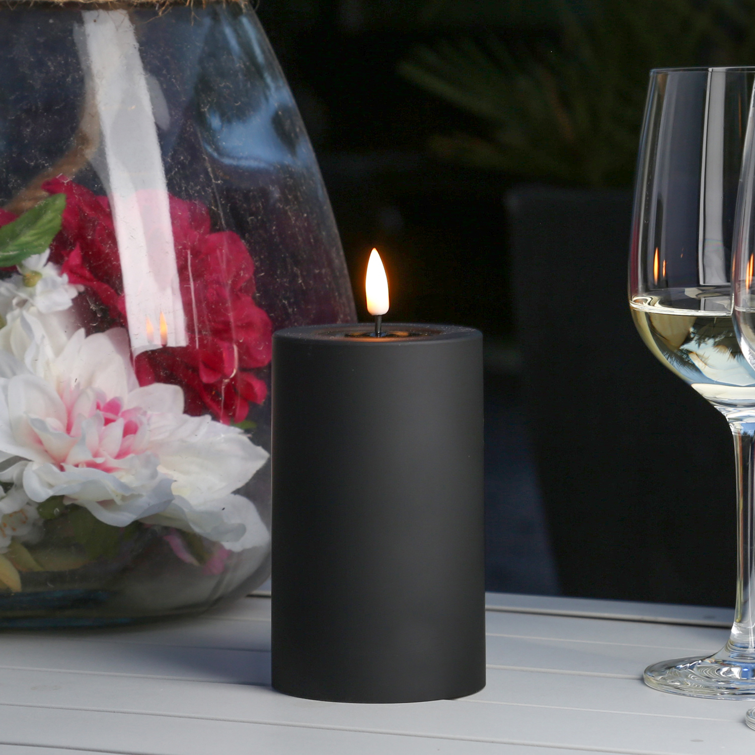 LED Stumpenkerze MIA - Kunststoff - 3D Flamme - H: 12,5cm - D: 7,5cm - für Außen - schwarz LED Stumpenkerze MIA - Kunststoff - 3D Flamme - H: 12,5cm - D: 7,5cm - für Außen - schwarz