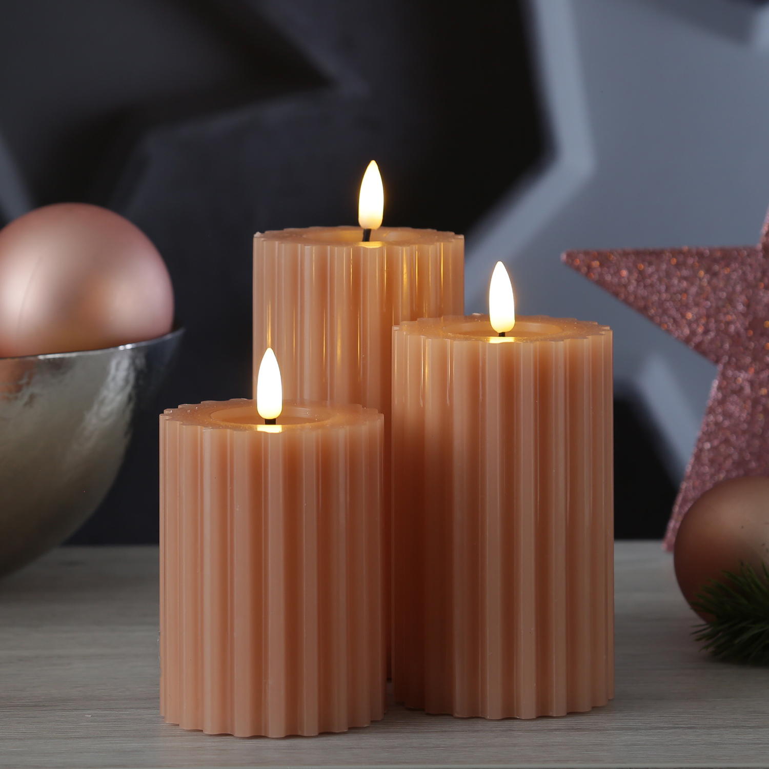 LED Kerze LIV - gerillt - Echtwachs - warmweiße 3D Flamme - H: 17,5cm - D: 7,5cm - Timer - altrosa LED Kerze LIV - gerillt - Echtwachs - warmweiße 3D Flamme - H: 17,5cm - D: 7,5cm - Timer - altrosa