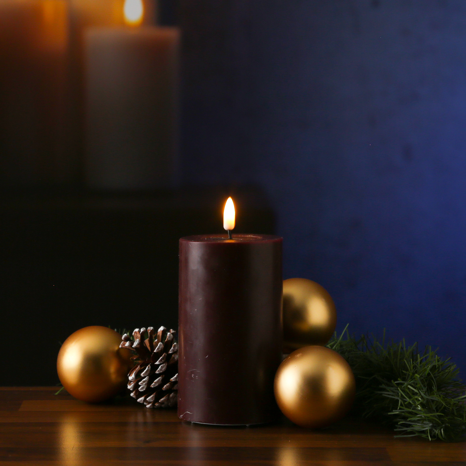 LED Stumpenkerze MIA - Echtwachs - realistische 3D Flamme - H: 12,5cm - D: 7,5cm - weinrot LED Stumpenkerze MIA - Echtwachs - realistische 3D Flamme - H: 12,5cm - D: 7,5cm - weinrot