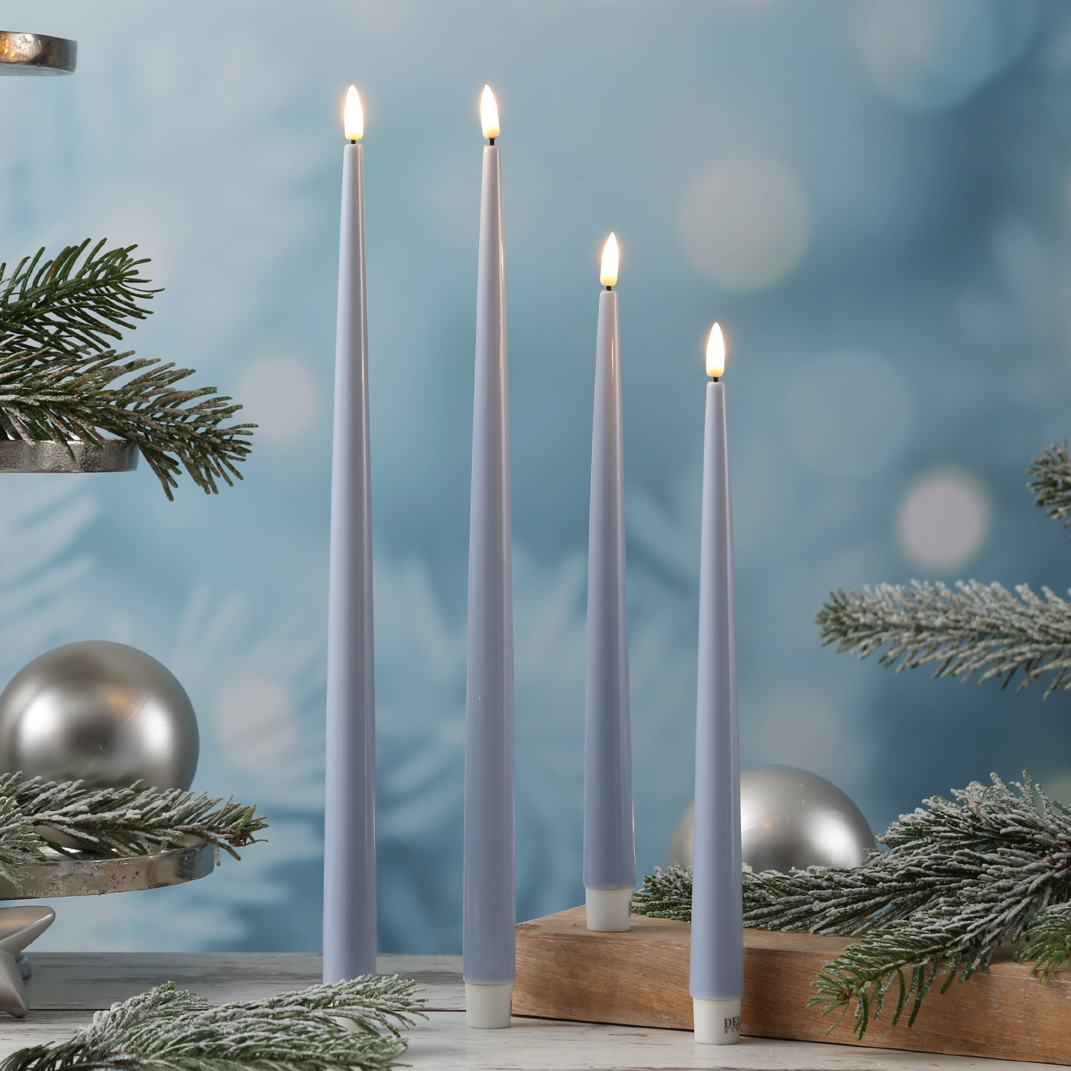 LED Stabkerzen ELLA - Echtwachs - realistische 3D Flamme - H: 38cm - hellblau - 2 Stück LED Stabkerzen ELLA - Echtwachs - realistische 3D Flamme - H: 38cm - hellblau - 2 Stück