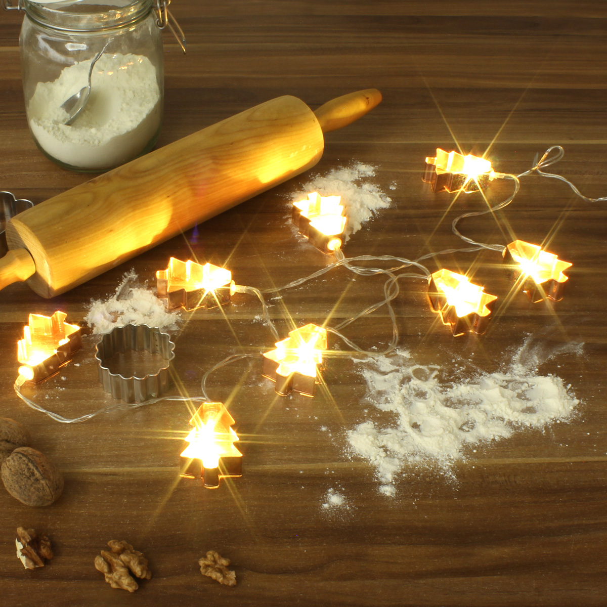 LED Lichterkette mit kupferfarbenen Baum Backförmchen - 8 warmweiße LED - Batteriebetrieb - L: 1,4m LED Lichterkette mit kupferfarbenen Baum Backförmchen - 8 warmweiße LED - Batteriebetrieb - L: 1,4m