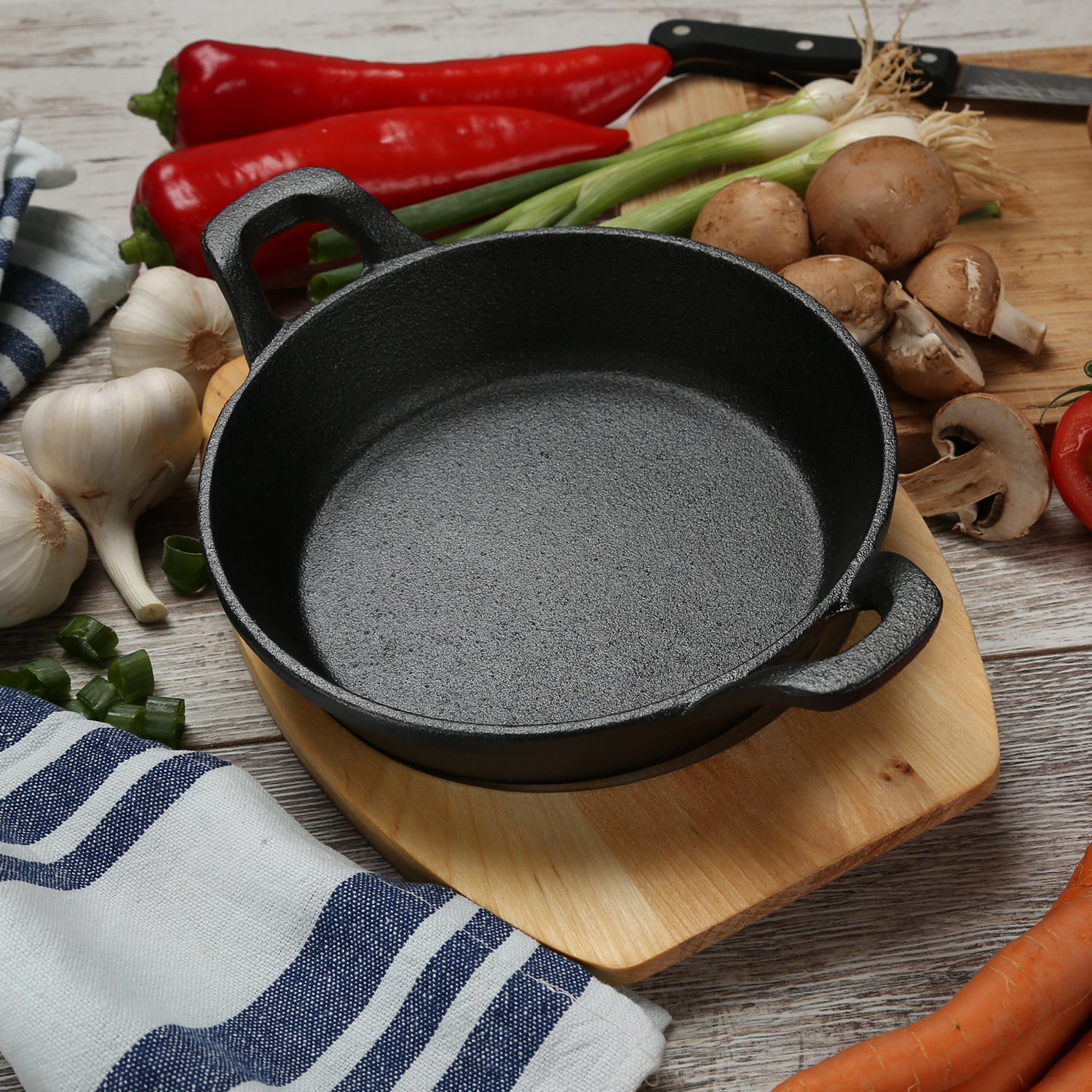 Gusspfanne mit 2 Griffen u. Holzuntersetzer - Gusseisen - D: 18cm - Servierpfanne - rund Gusspfanne mit 2 Griffen u. Holzuntersetzer - Gusseisen - D: 18cm - Servierpfanne - rund