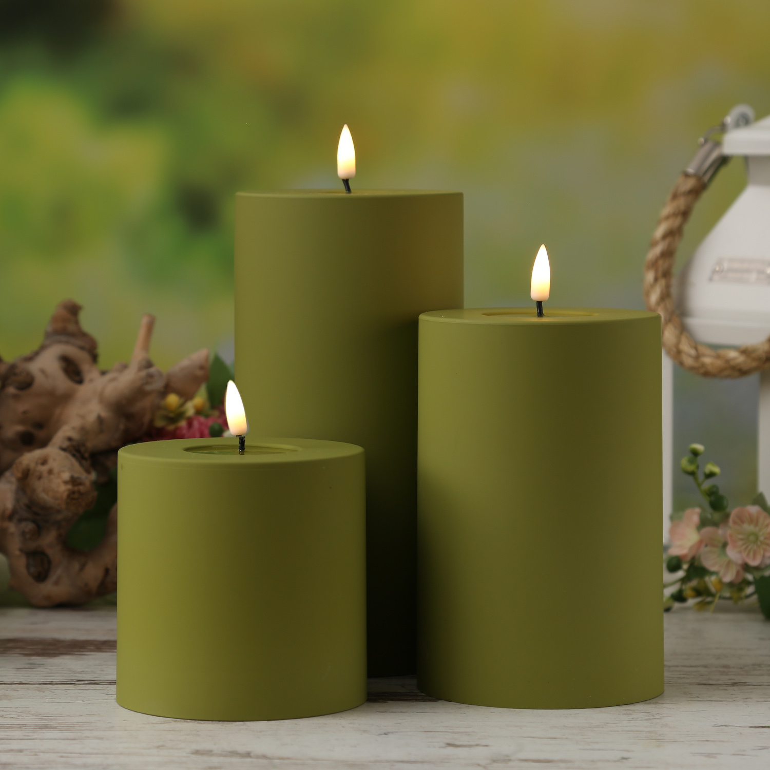 LED Stumpenkerze MIA - Kunststoff - 3D Flamme - H: 10cm - D: 10cm - für Außen - olivgrün LED Stumpenkerze MIA - Kunststoff - 3D Flamme - H: 10cm - D: 10cm - für Außen - olivgrün