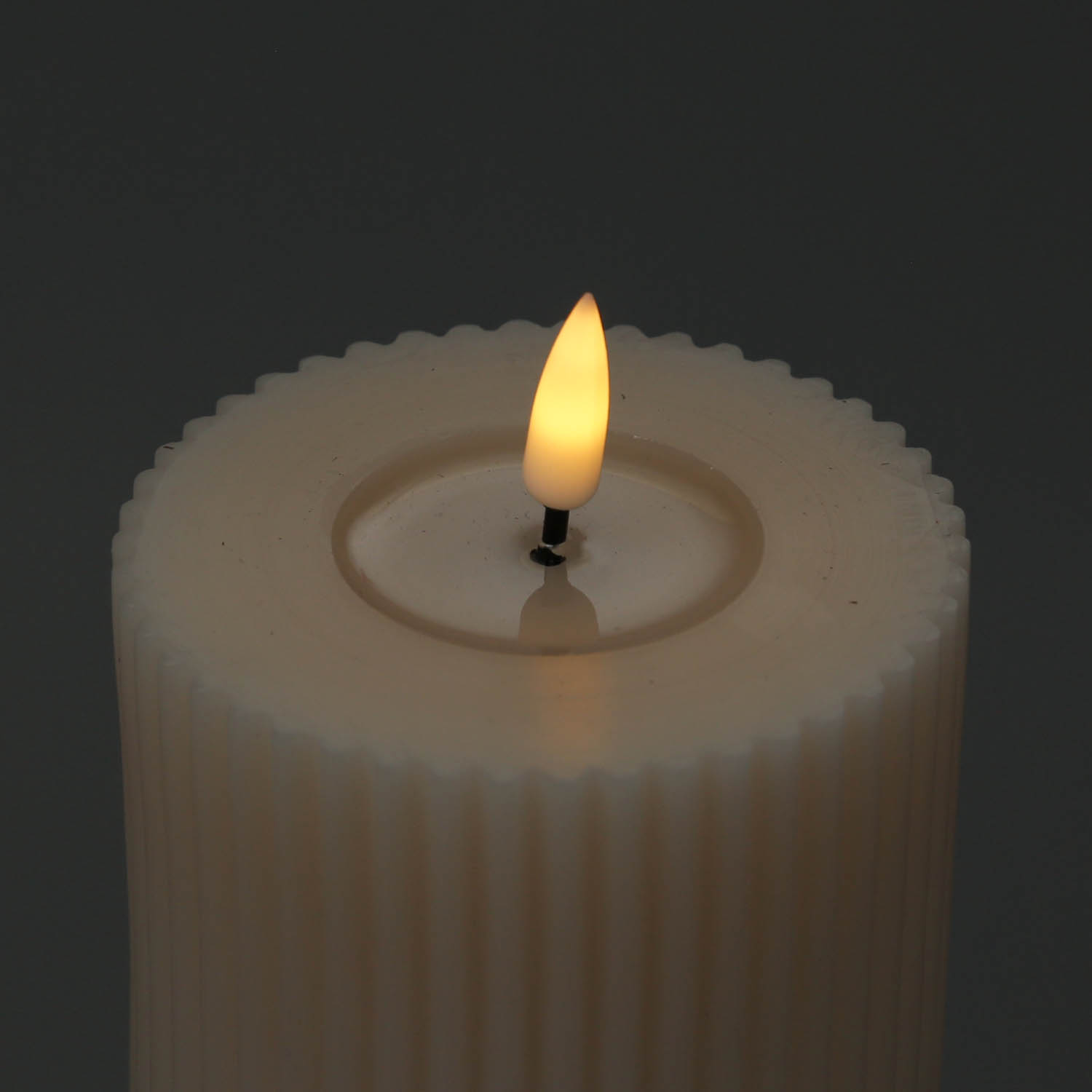 LED Stumpenkerze MIA - gerillt - Echtwachs - 3D Flamme - H: 10cm - D: 8cm - creme LED Stumpenkerze MIA - gerillt - Echtwachs - 3D Flamme - H: 10cm - D: 8cm - creme